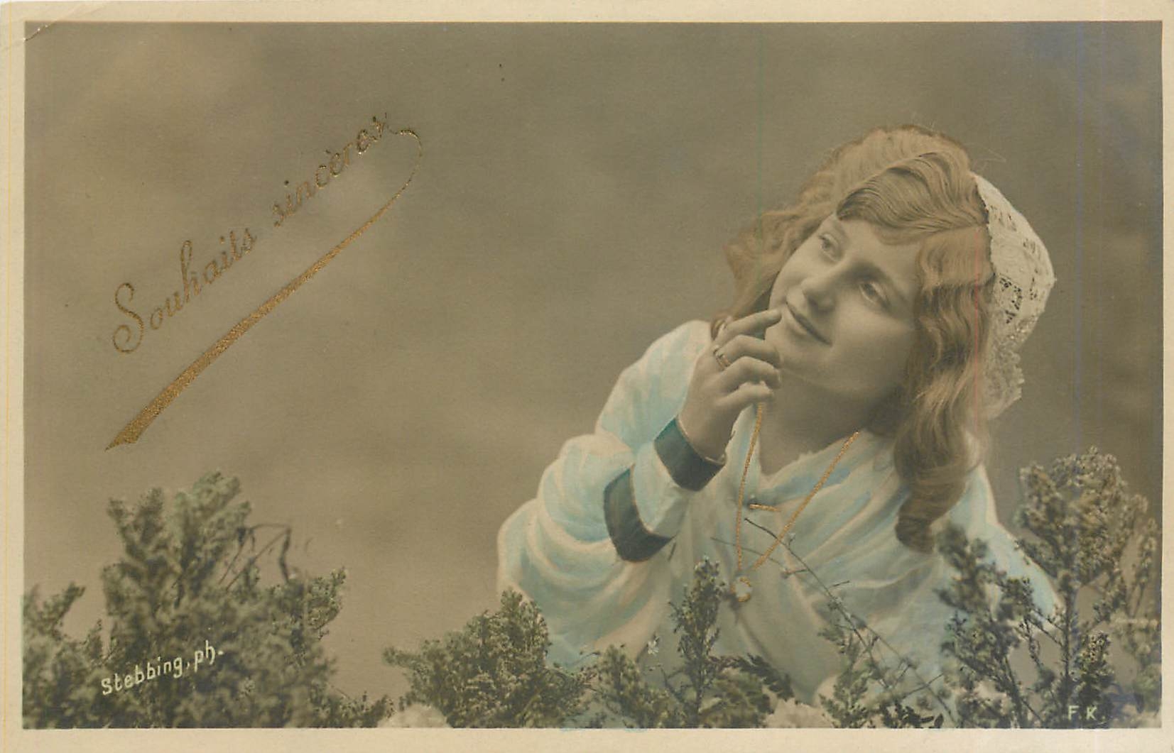 Jeune femme en robe claire — Stebbing.ph. — F.K.