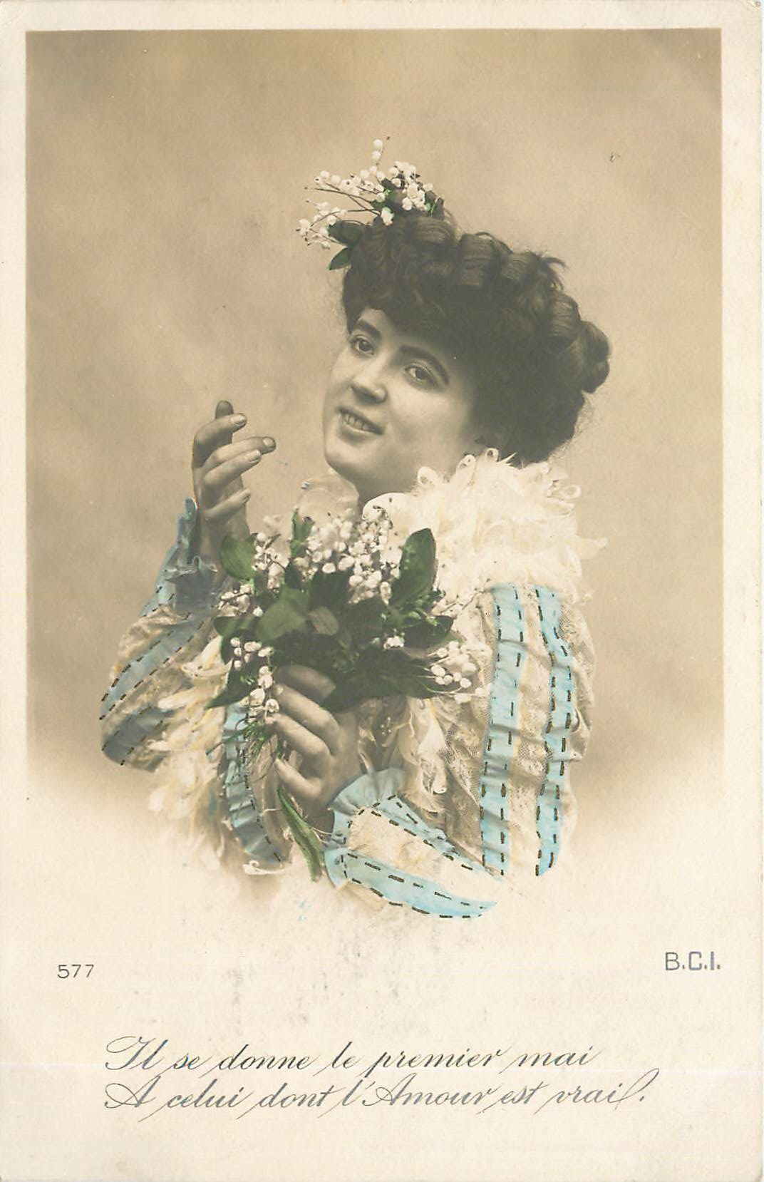 Jeune femme en robe à volants et fleurs — B.C.I. n° 577