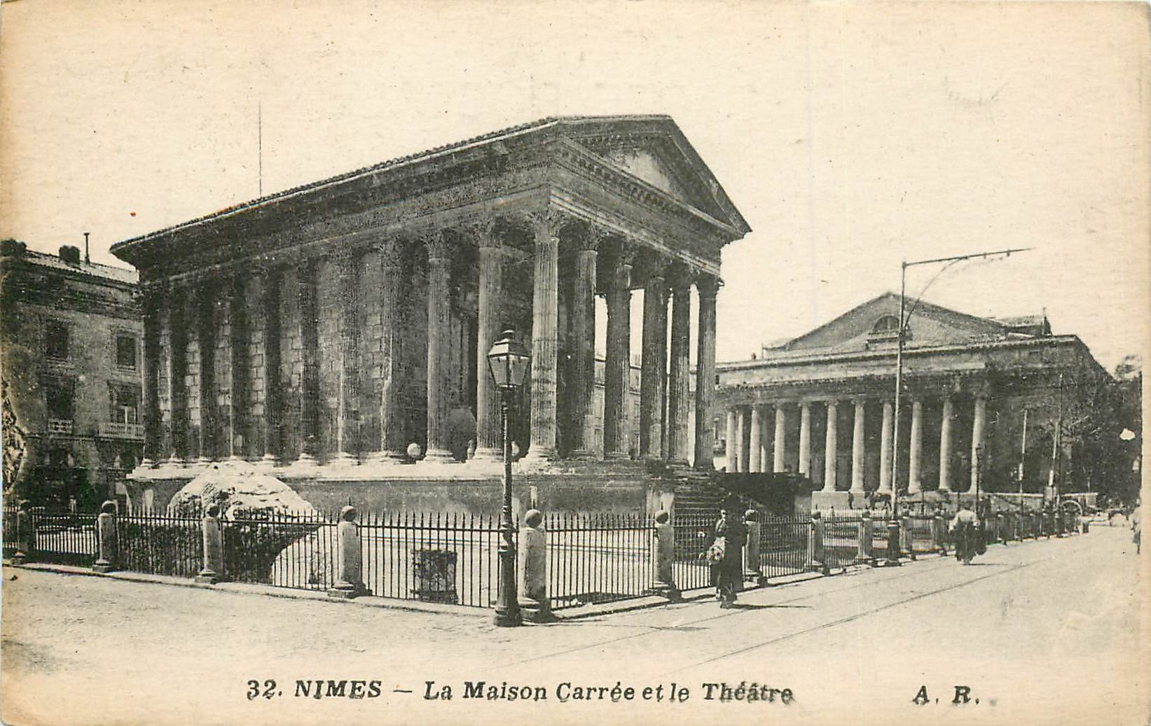 CPA Nimes La Maison Carree et le Theatre