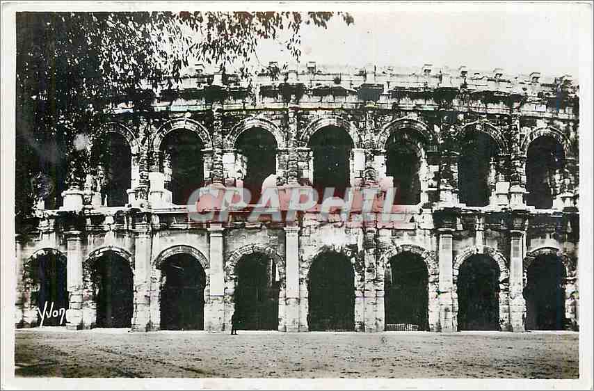 Les Arènes — Nîmes (Gard) — Yvon