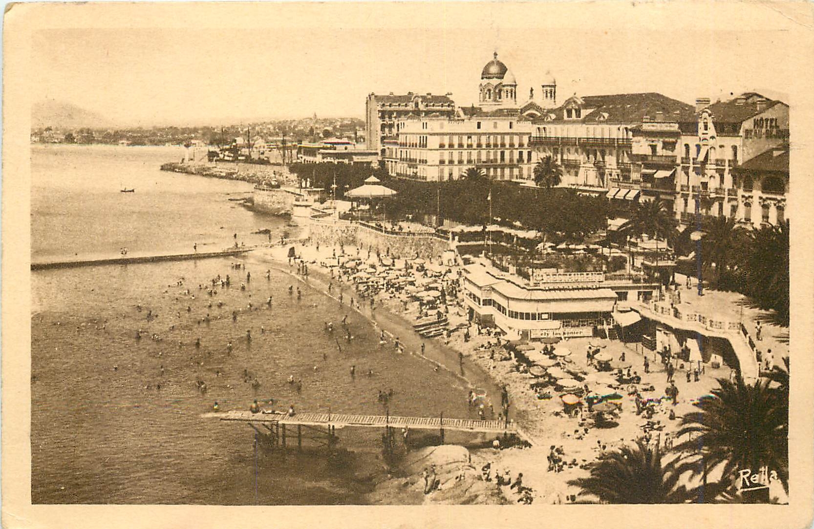 CPA Saint-Raphael - Vue Generale sur la Plage et la Terrasse des Bains