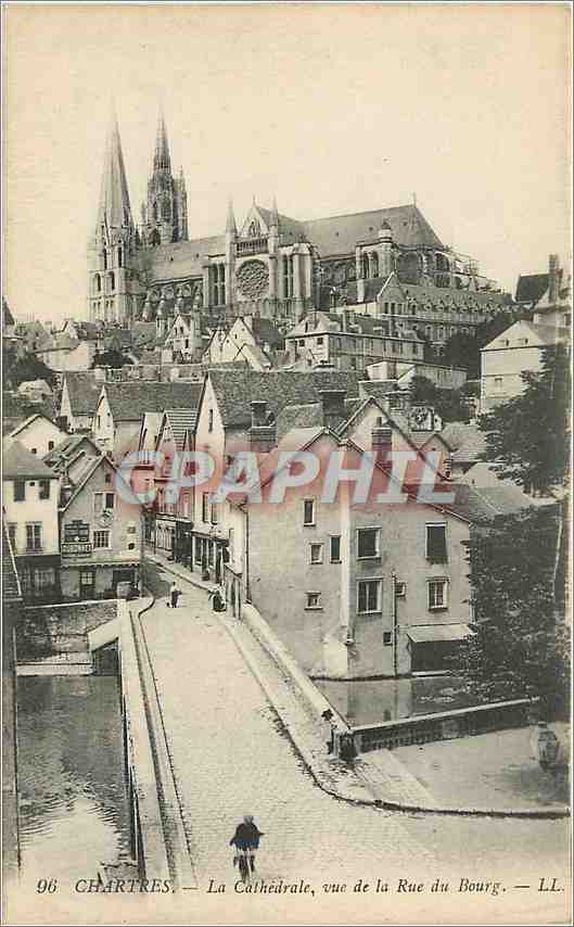 CPA Chartres - La Cathedrale  vue de la Rue du Bourg