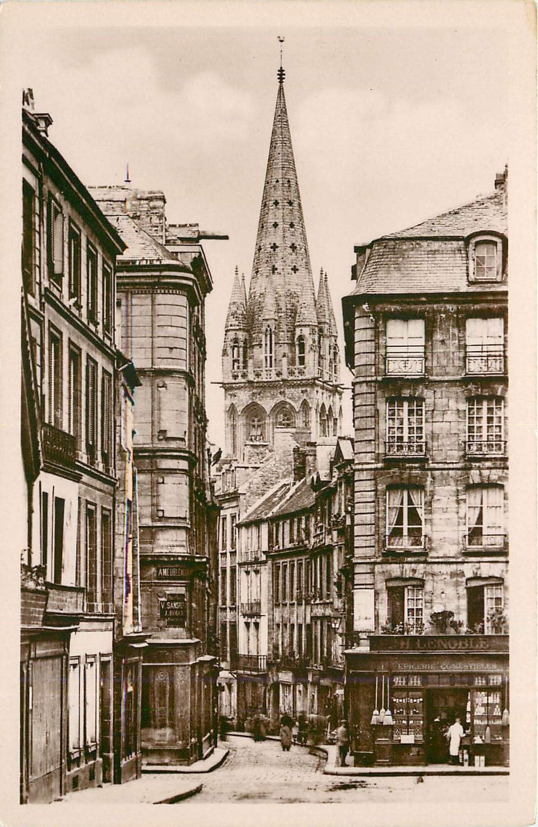 CPA Caen - Rue aux Namps et Clocher de St-Sauveur