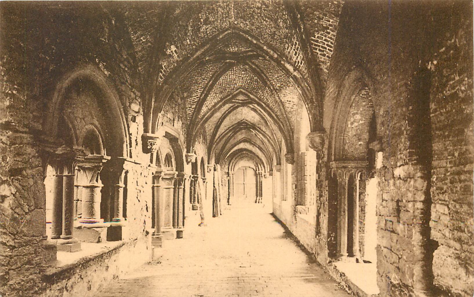 CPA Gand - Ruines de l'Abbaye de Saint-Bavon  Cloitre cote Est à gauche, l'entree de la salle capitu