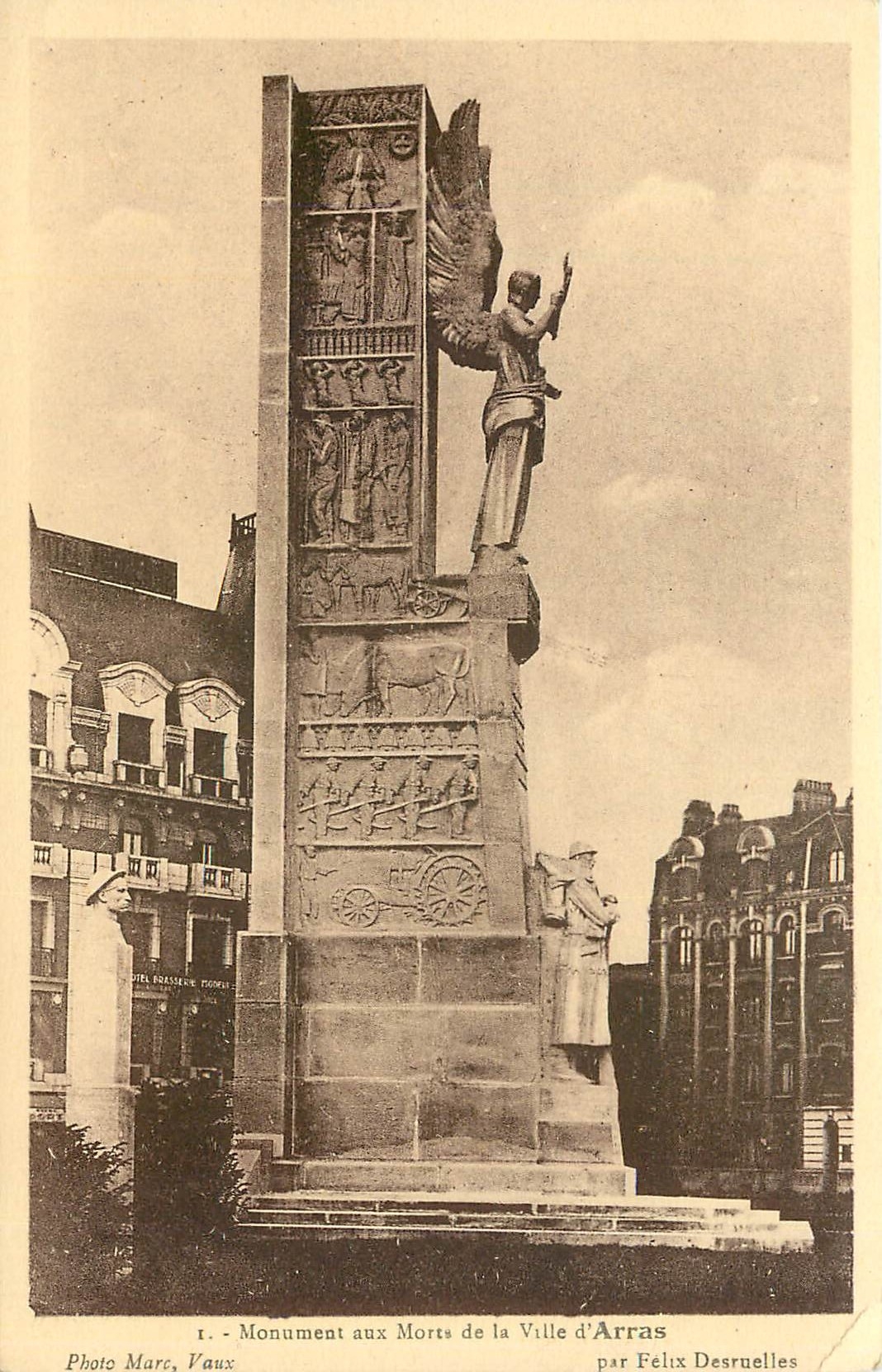 CPA Monument aux morts de la ville d'Arras