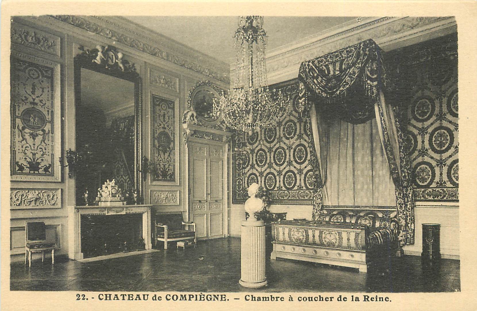 CPA Château de Compiegne chambre a coucher de la reine