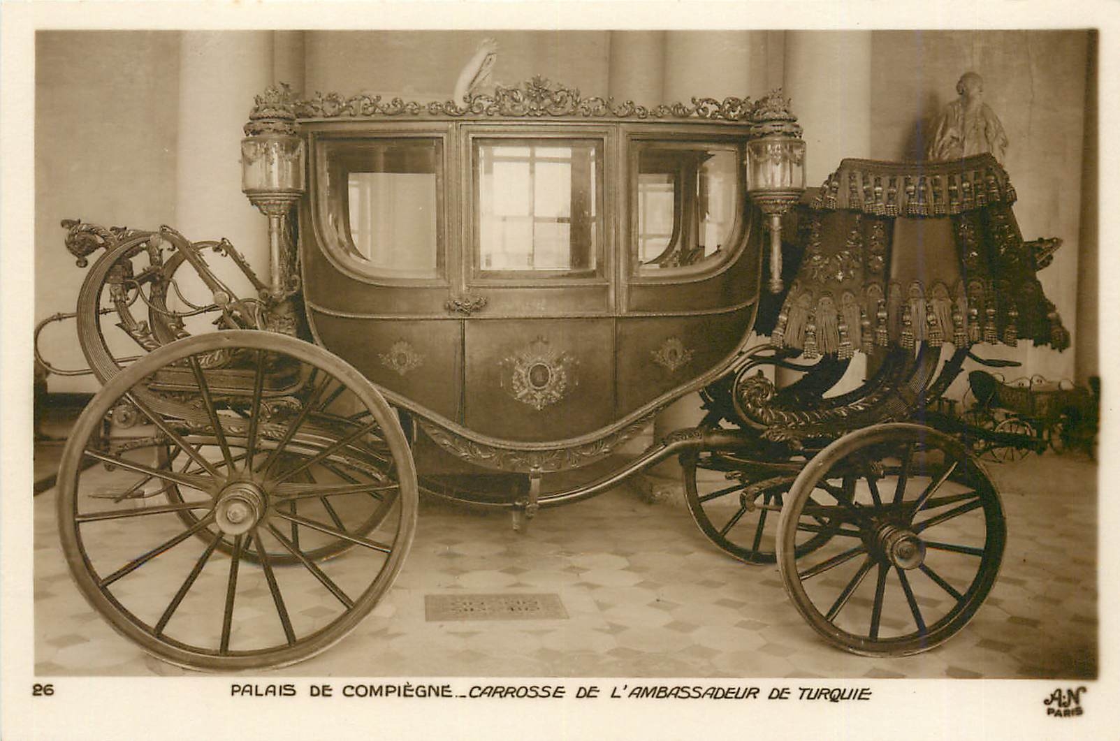 CPA Palais de Compiegne carrosse de l'ambassadeur de Turquie
