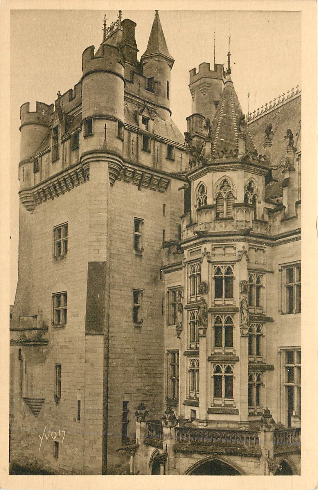 Château de Pierrefonds — Le Donjon et l'Escalier d'Honneur — Edition d'Art YVON