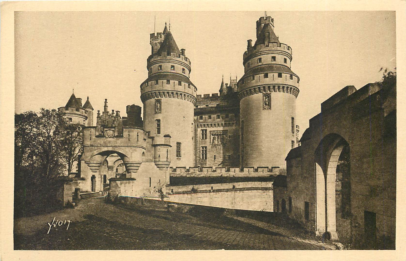 Château de Pierrefonds (Oise) — L'Entrée du Château et Tours Charlemagne — Éditions d'Art YVOIT