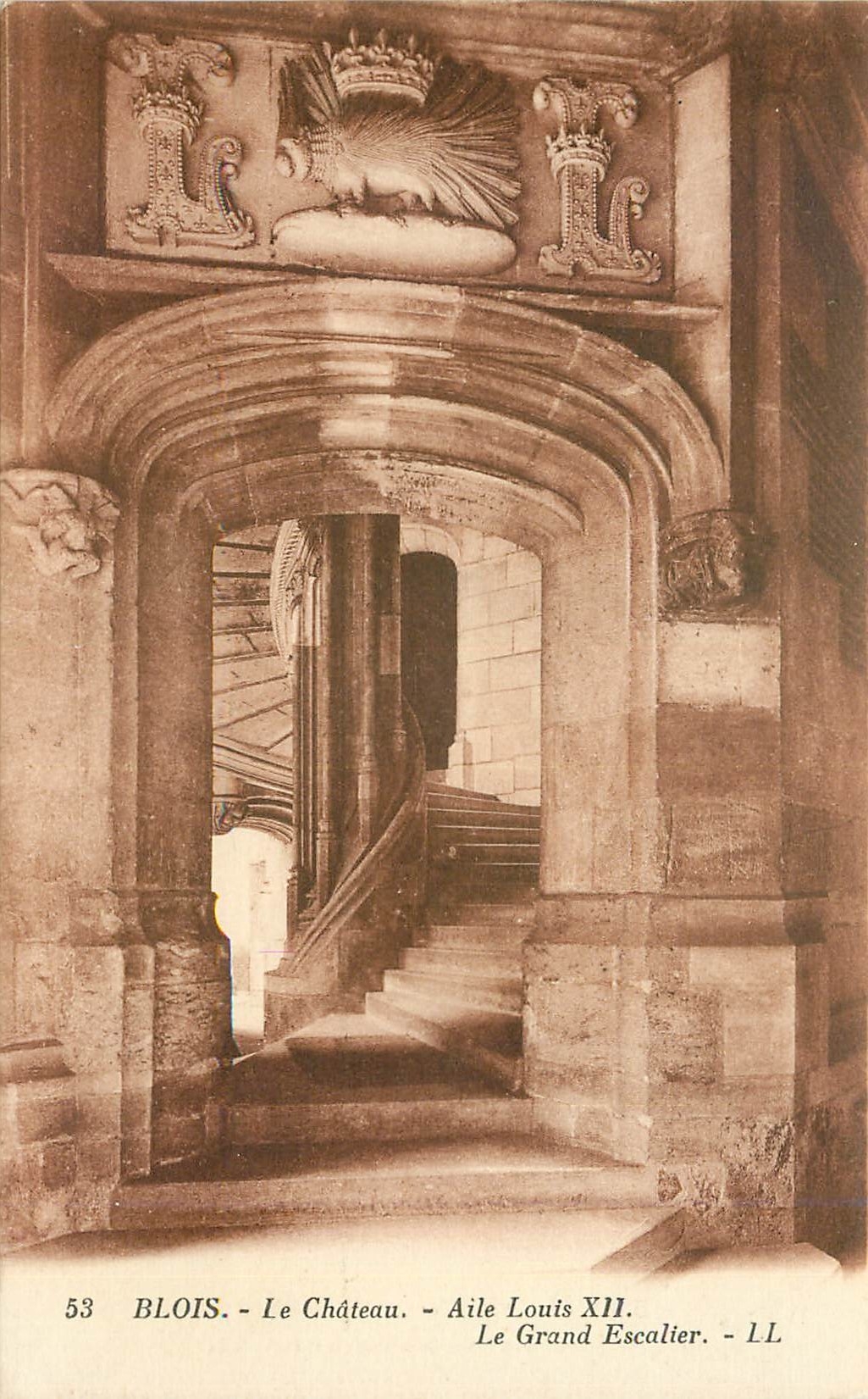 CPA Blois le château Aile Louis XII le grand escalier