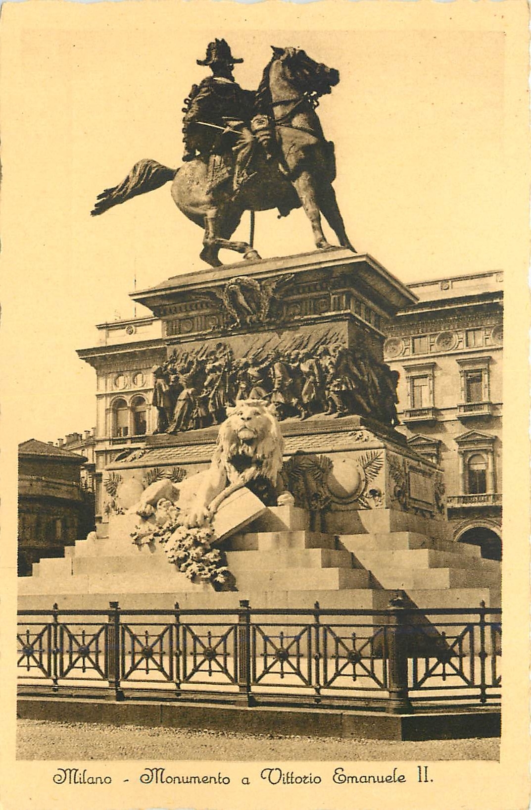 CPA Milano monument a Victor Emmanuel II