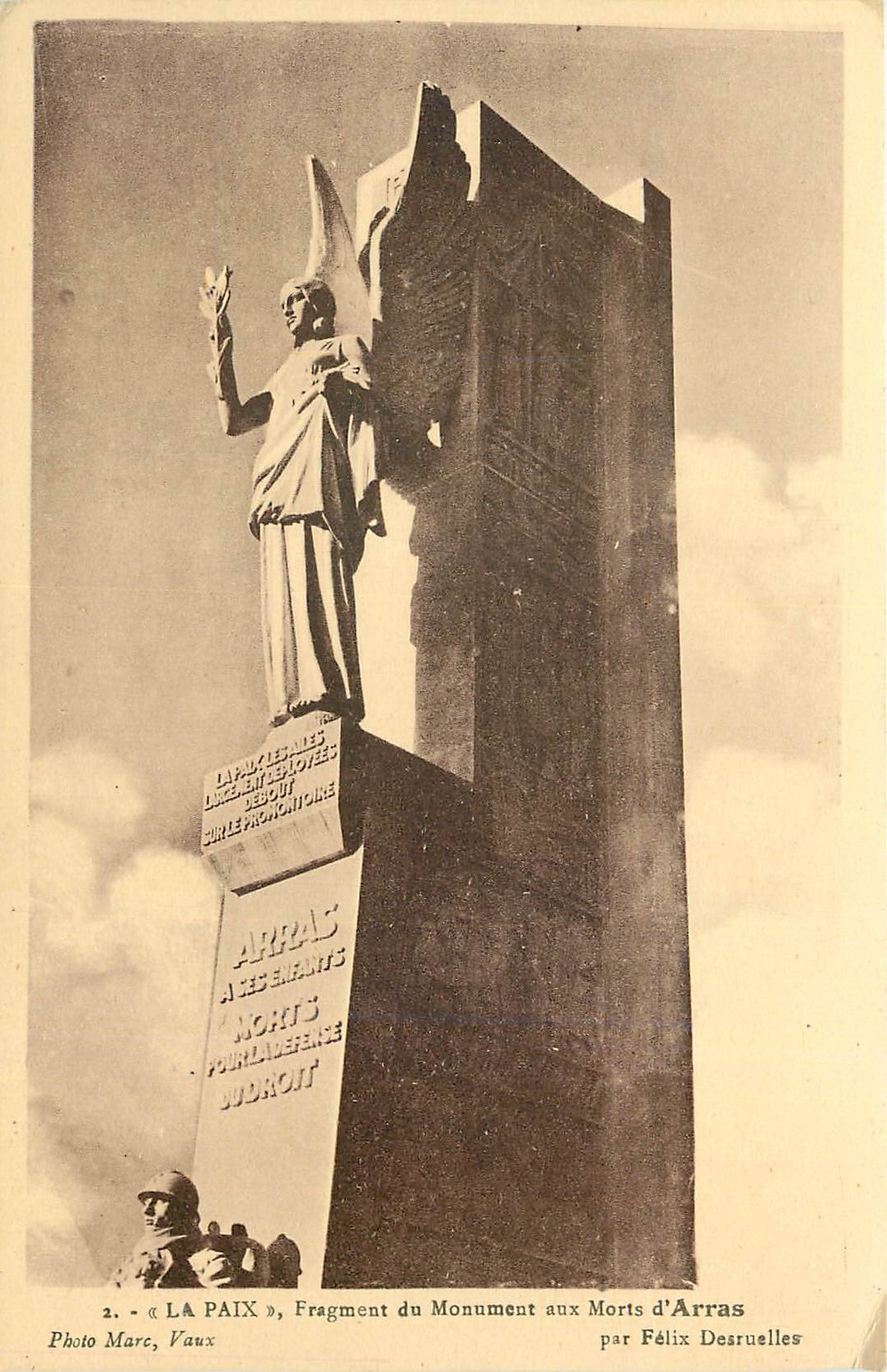 CPA La paix fragment du monument aux morts d'Arras