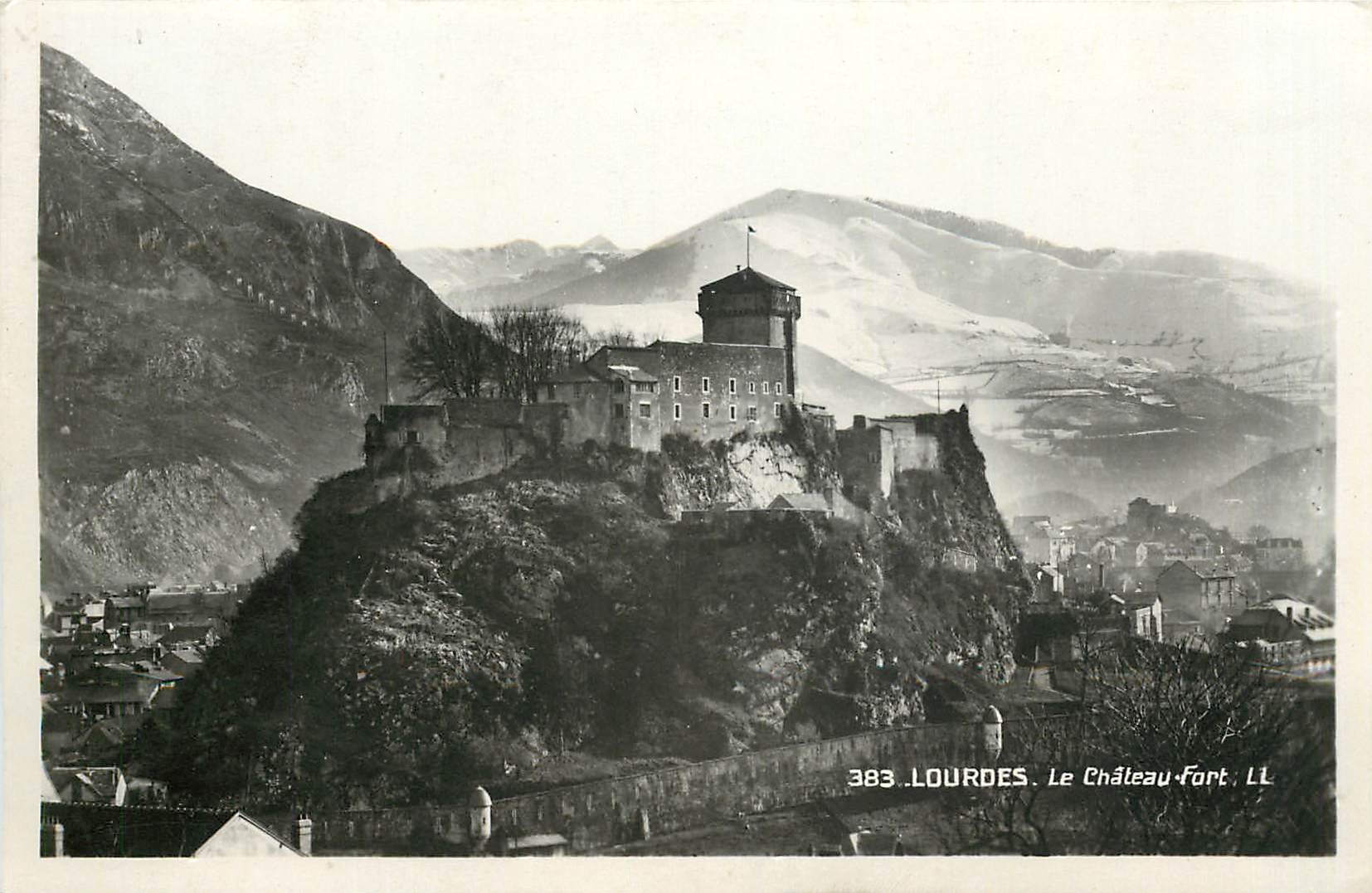 CPA Lourdes le château fort