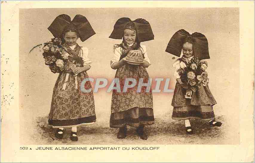 CPA jeune alsacienne apportant du kougloff Foklore
