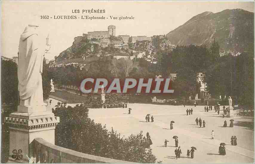 CPA Les Pyrenees Lourdes l'esplanade vue generale