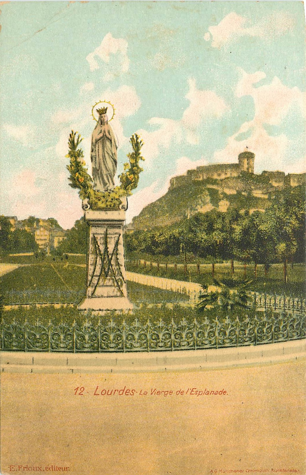 CPA Lourdes la vierge de l'esplanade