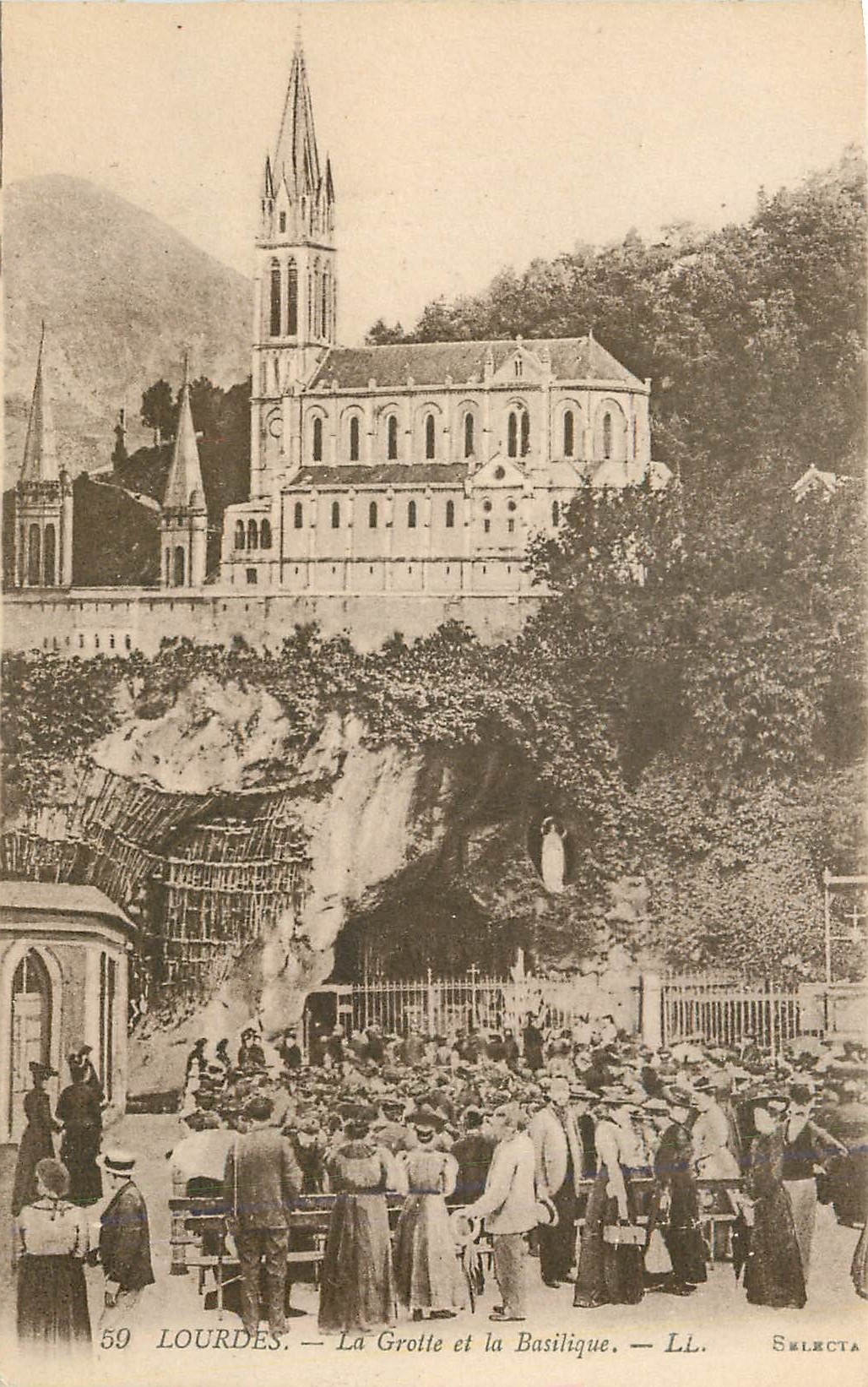 CPA Lourdes la grotte et la basilique