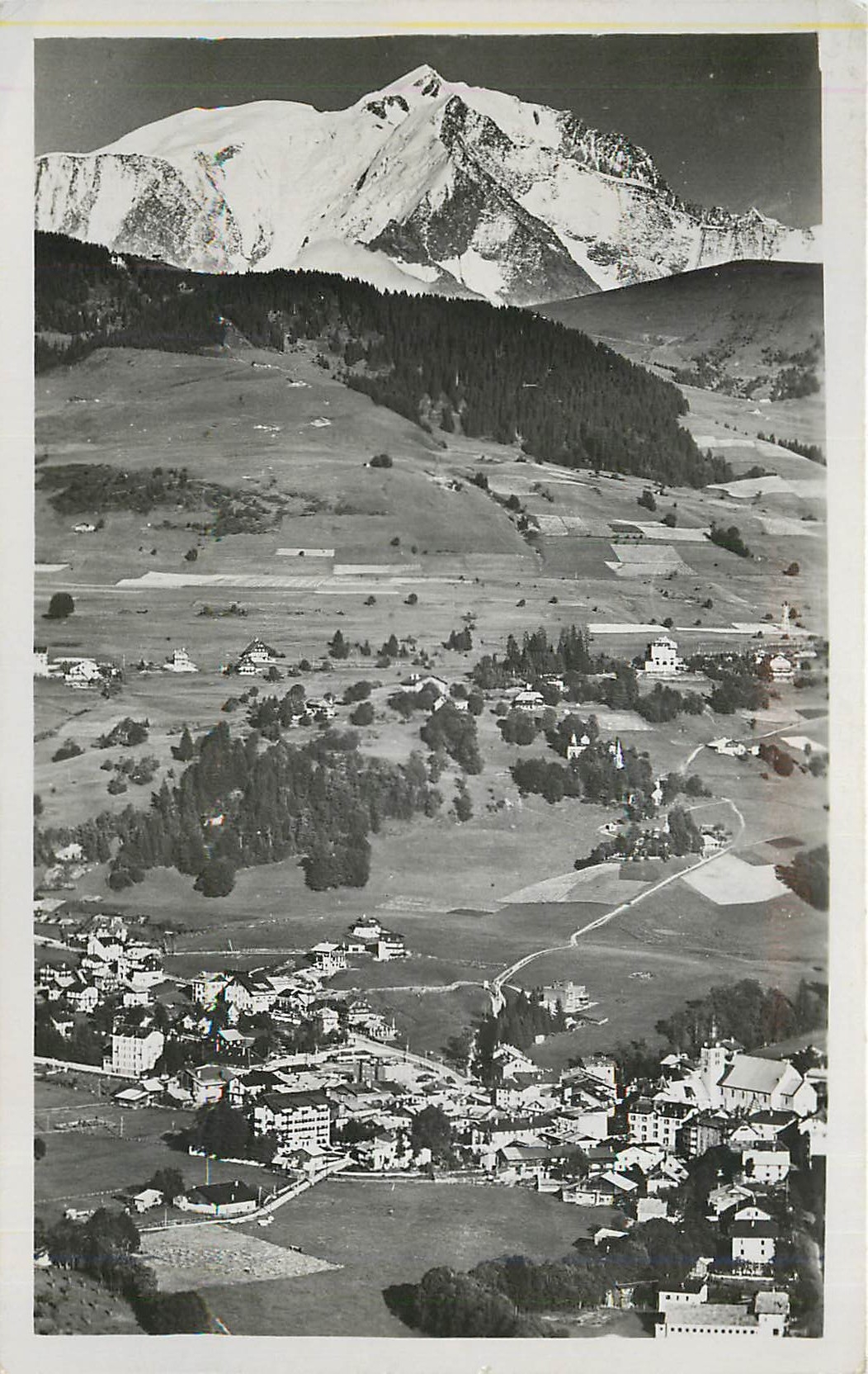 Mégève (alt. 1113 m.) — Vue générale et le Mont-Blanc — Éditions Pacaud, Lyon