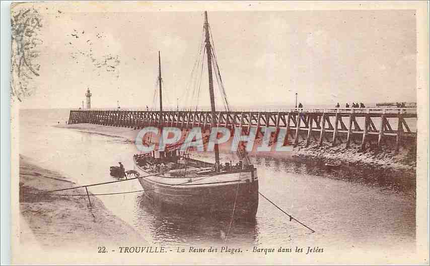 CPA Trouville la reine des plages barques dans les jetees Bateau