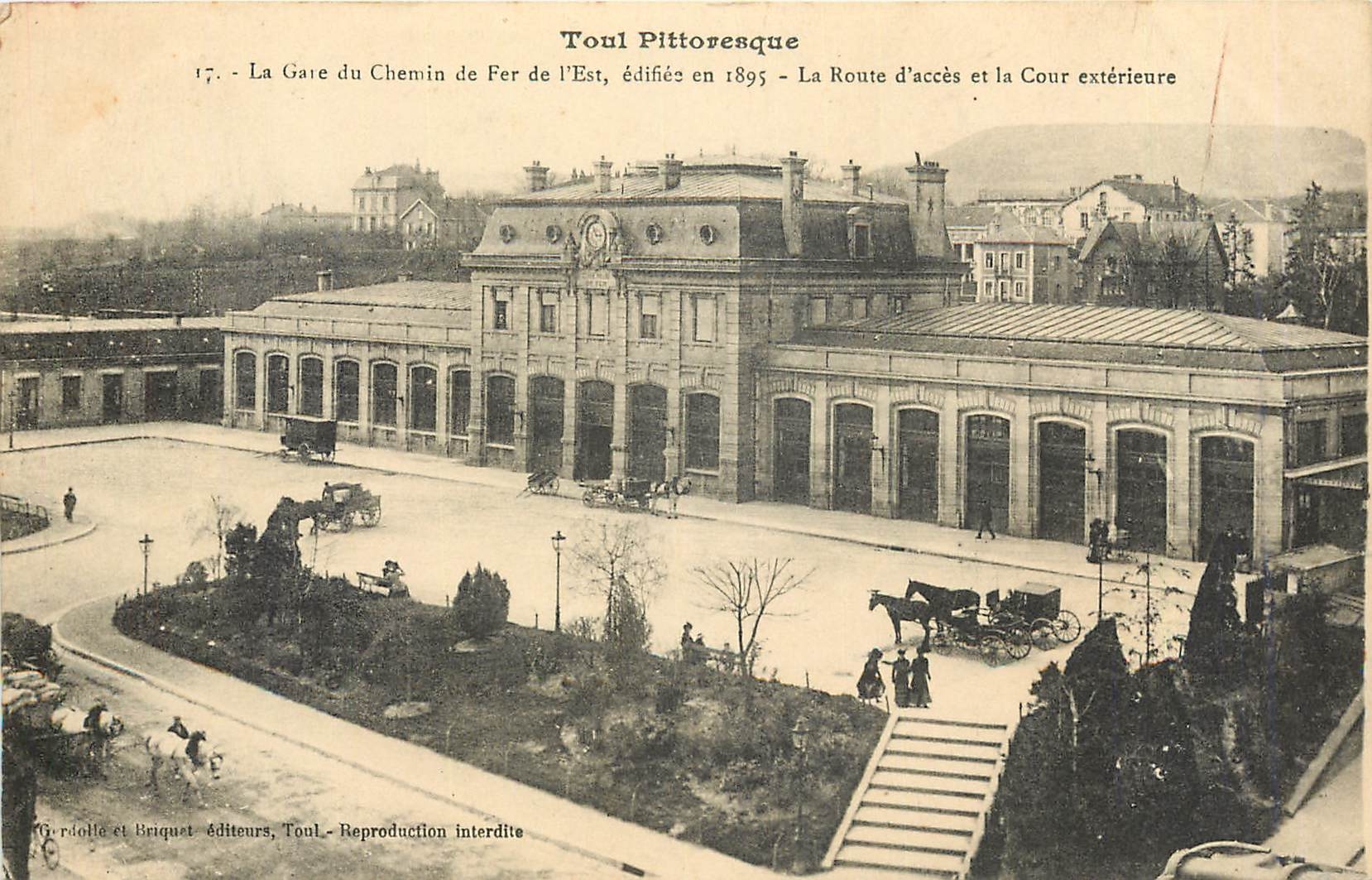 Gare du Chemin de Fer de l'Est à Toul Pittoresque — édifiée en 1895 — Route d'accès et Cour extérieure — Gréville et Briquet, Toul