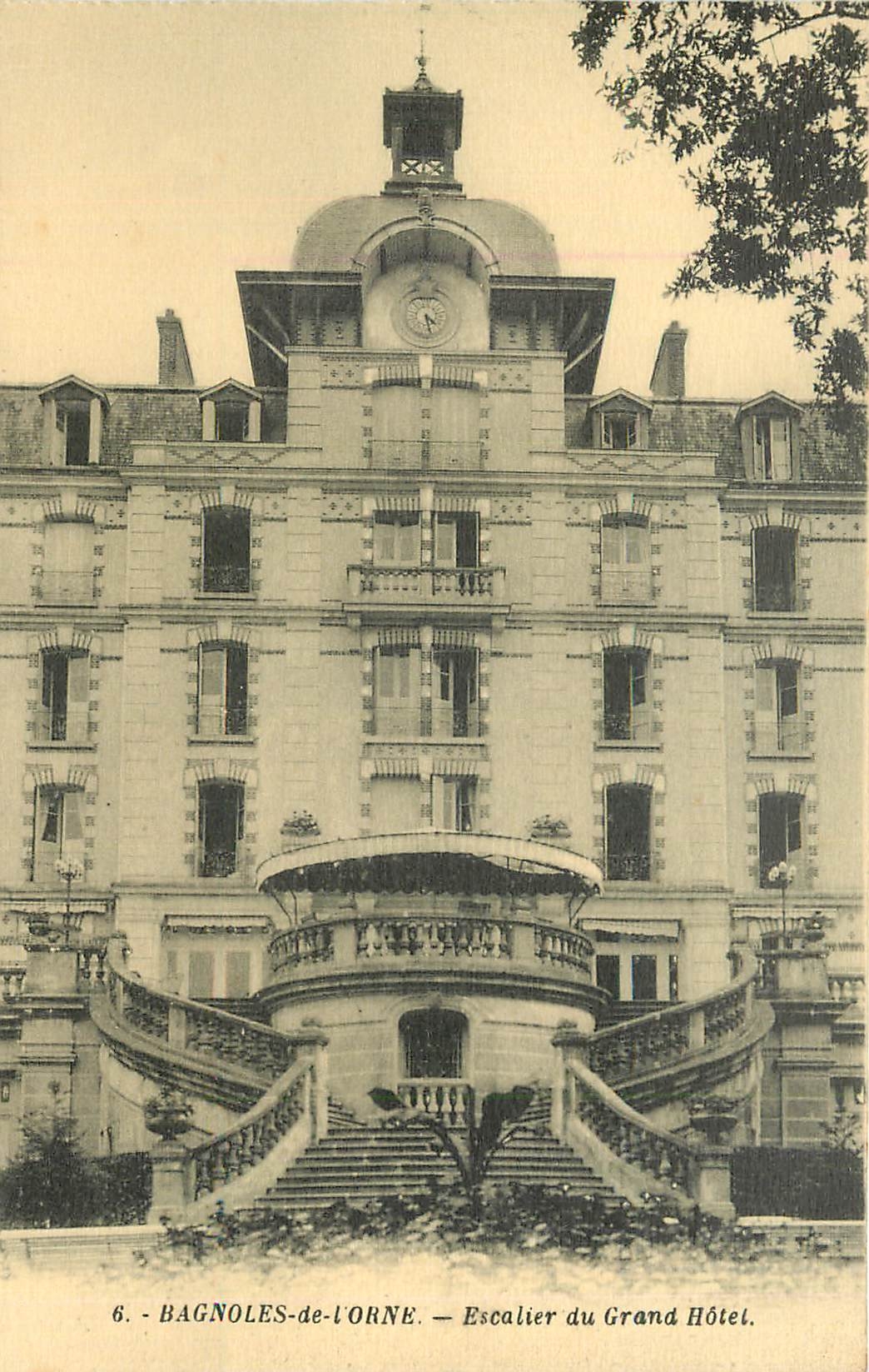 CPA Bagnoles de l'Orne escalier du Grand Hotel