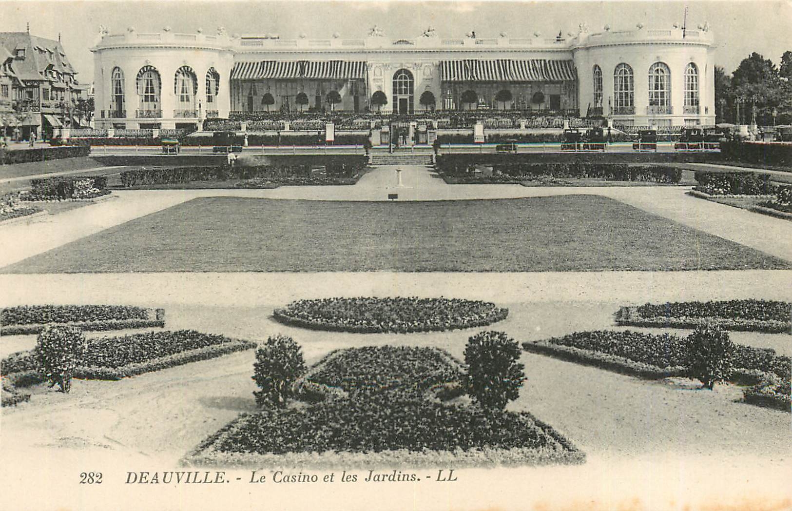 CPA Deauville le casino et les jardins