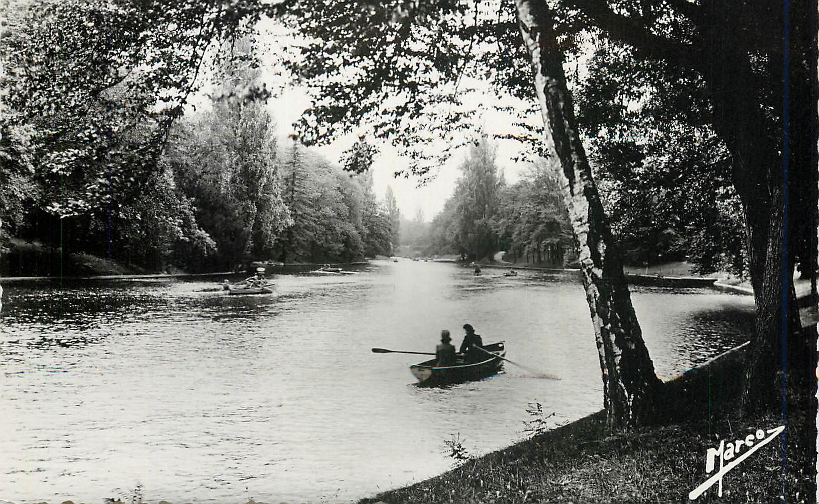 CPM Le Bois de Boulogne canots sur le lac inférieur