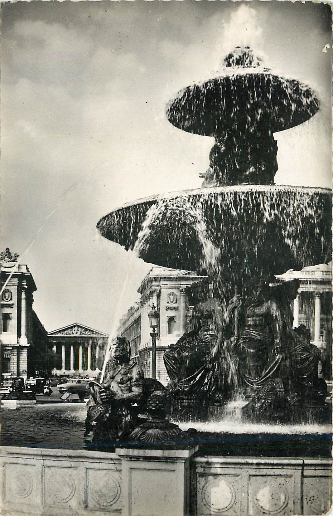 CPM Paris Fontaine de la Place de la Concorde et la Madeleine