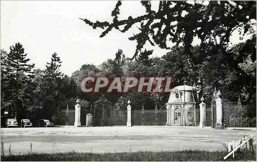 CPM Nos jolis jardin le Bois de Boulogne entree de la Roseraie de Bagatelle