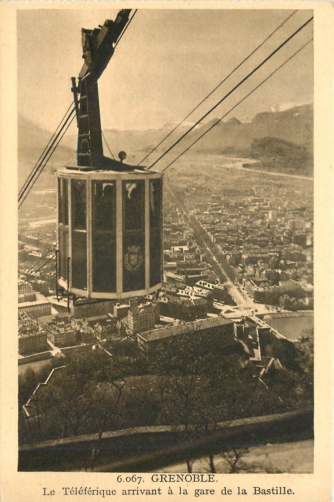 CPA GRENOBLE Le téléphérique arrivant à la gare de la Bastille