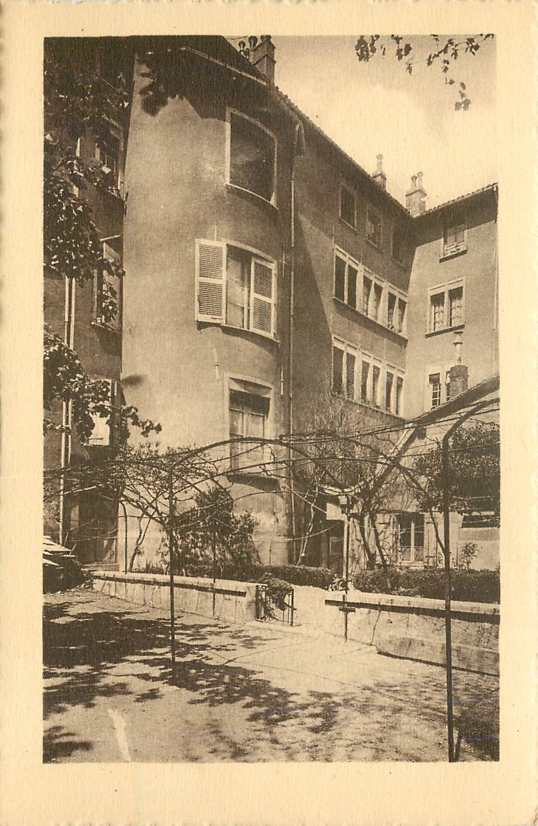 Le Vieux Grenoble — Une tour de l'enceinte romaine (fin du IIIe siècle) dans le jardin des Orphelines de Saint-Vincent-de-Paul — Cliché Oudoux