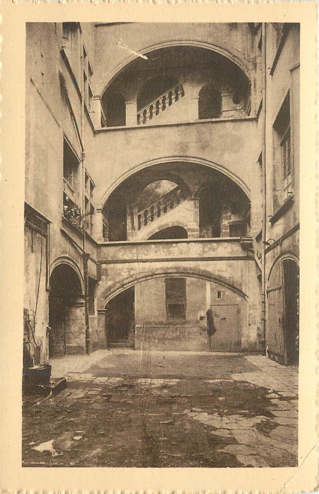 CPA Rue Chenaise  N° 8 Cour de la maison natale de Vaucanson