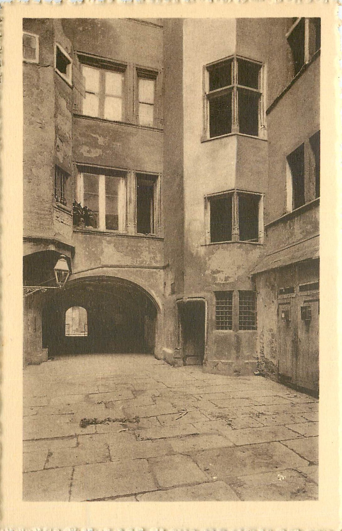 Le Vieux Grenoble — Cour de la Maison n° 10 — Chècle Oudéaux