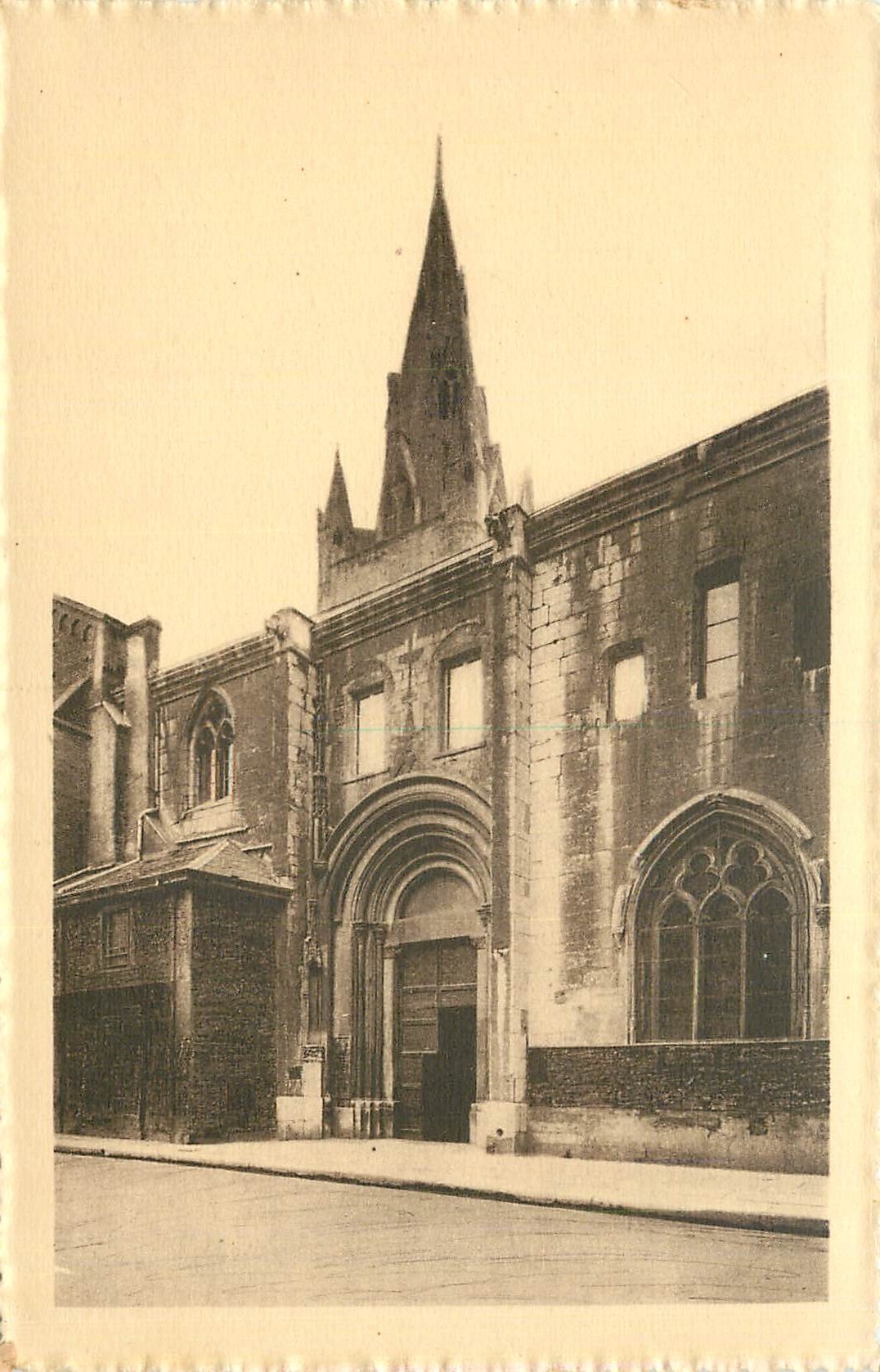 Église Saint-André — Clocher du XIIIe siècle — Façade en partie du XVe siècle — Cliché Oddoux