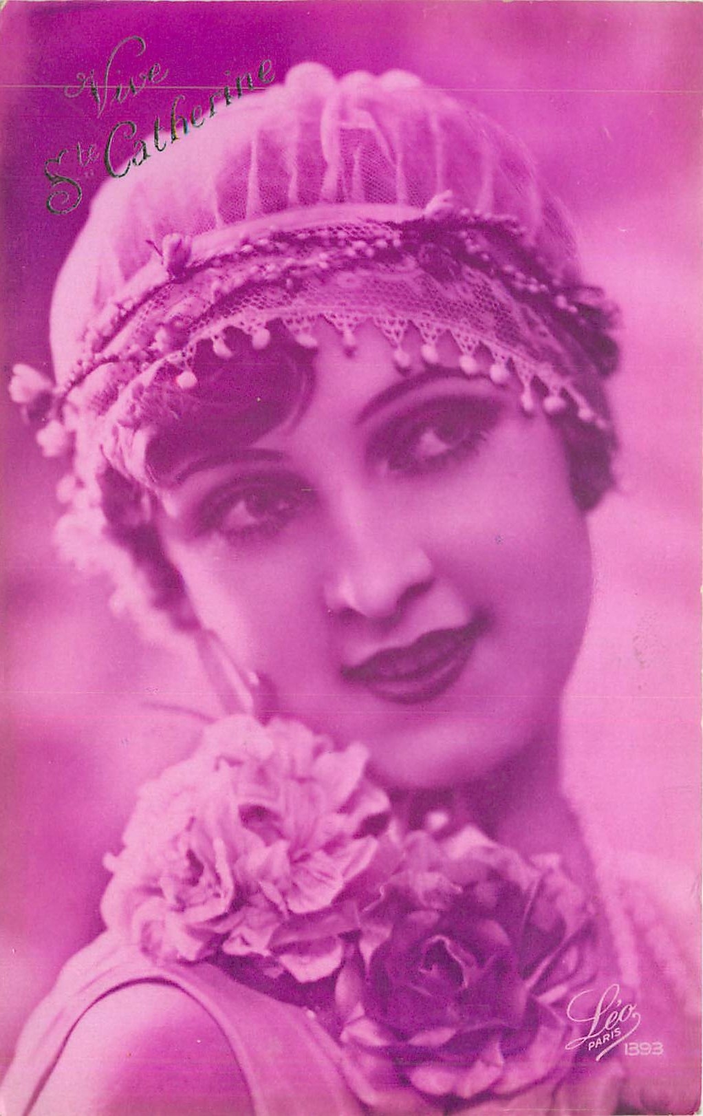 Femme en chapeau à pompons — portrait en sépia — éditeur Léo, Paris, n°1393