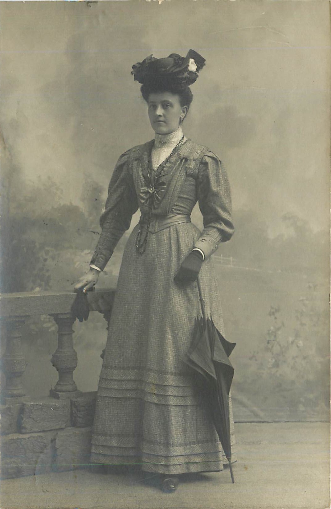 Femme en robe à volants et chapeau orné — studio — Paris, 1916