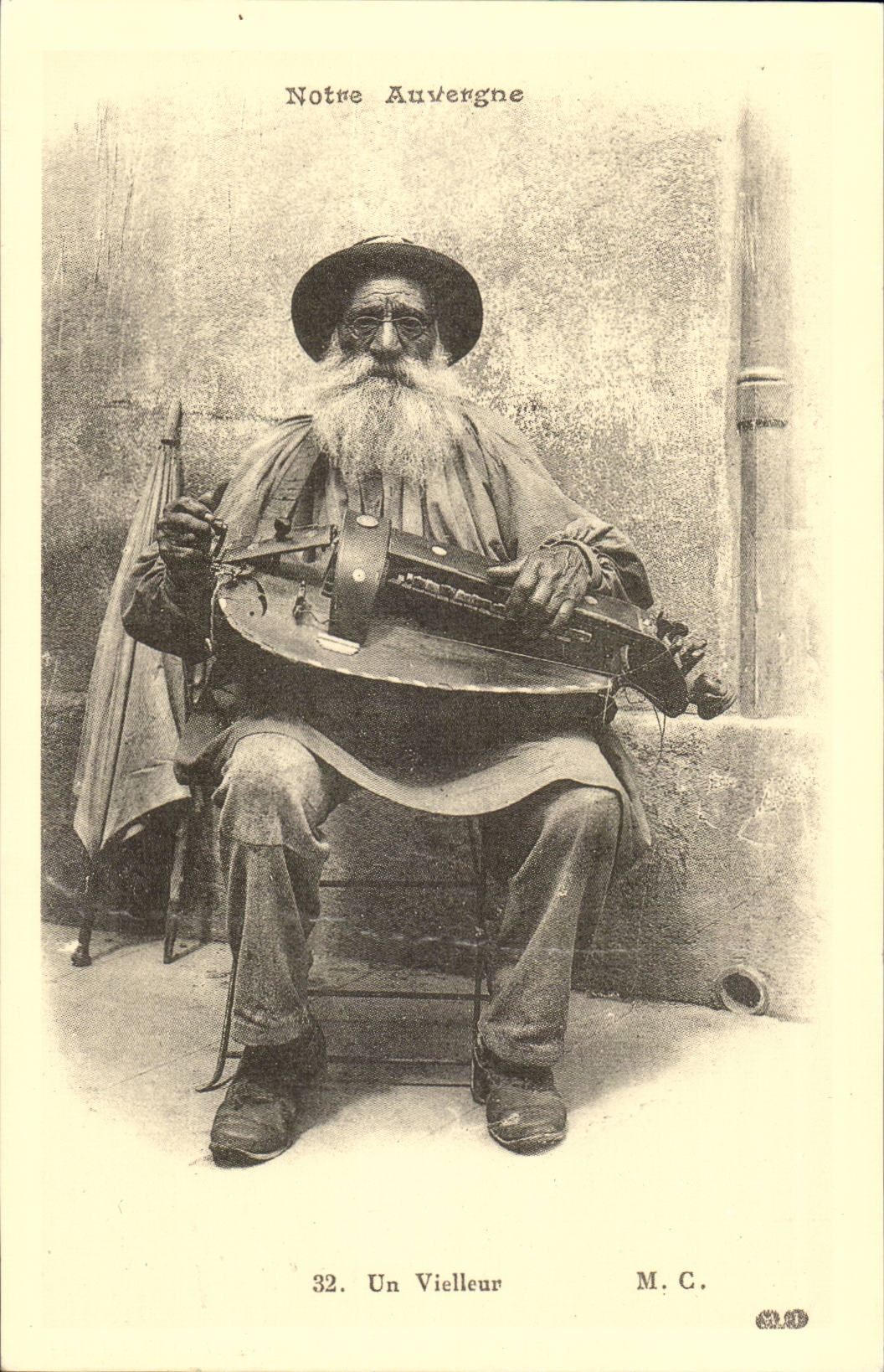 Notre Auvergne Un vielleur (folklore costume) REPRODUCTION