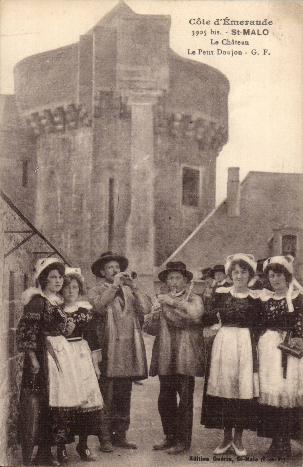 Cote d'Emeraude Saint Malo CPA Le chateau Le petit donjon (folklore costume)