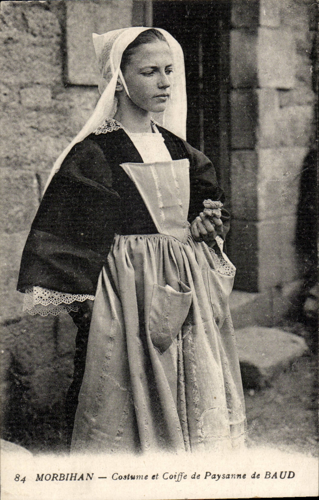 CPA Morbihan Costume et coiffe de paysanne de Baud (folklore costume phare lighthouse)