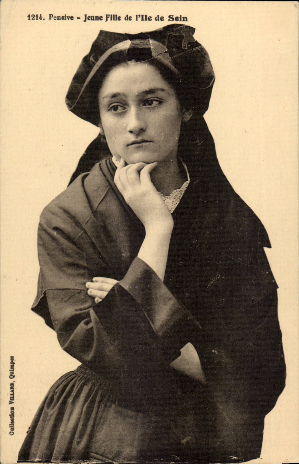 CPA Pensive Jeune fille de l'ile de Sein (folklore costume phare lighthouse)