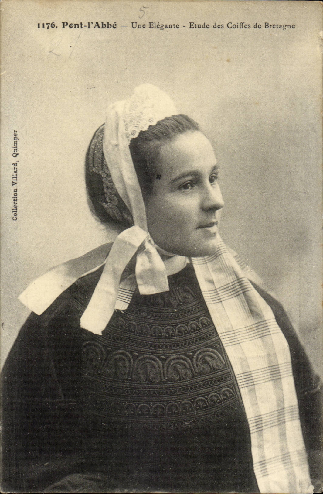 CPA Pont l'abbe Une elegante Etude des coiffes de Bretagne (folklore costume phare lighthouse)