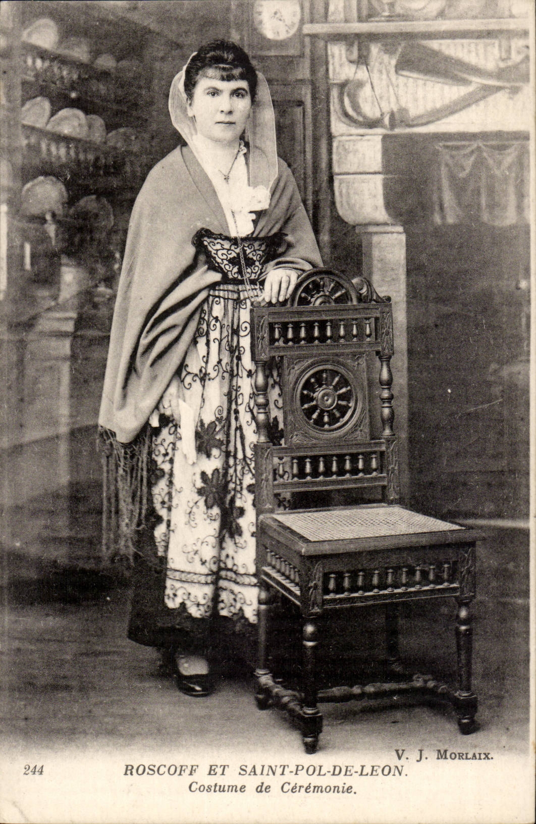 CPA Roscoff et Saint Pol de Leon Costume de ceremonie Bretagne (folklore costume phare lighthouse)