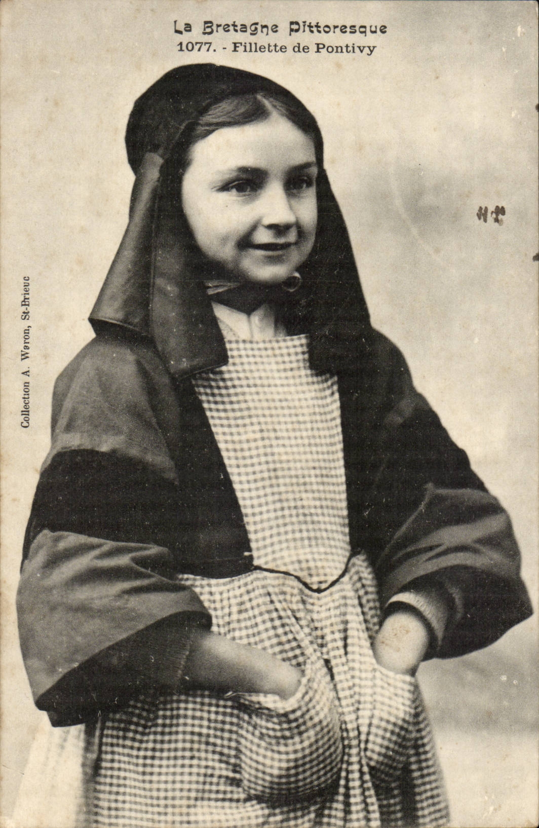 CPA Fillette de Pontivy Bretagne (folklore costume phare lighthouse)