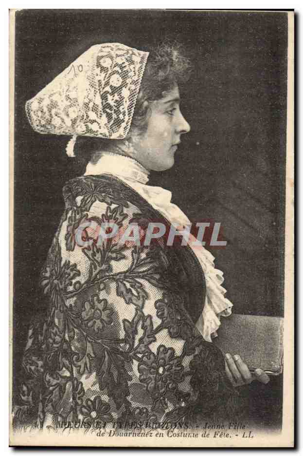CPA Jeune fille de Douarnenez en costume de fete Bretagne (folklore costume phare lighthouse)