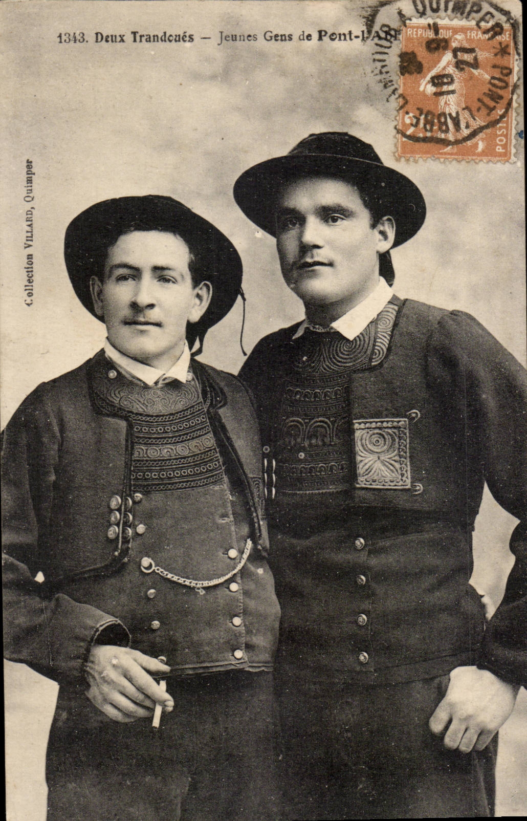 CPA Deux Trandoues Jeunes gens de Pont L'abbe (folklore costume phare lighthouse)