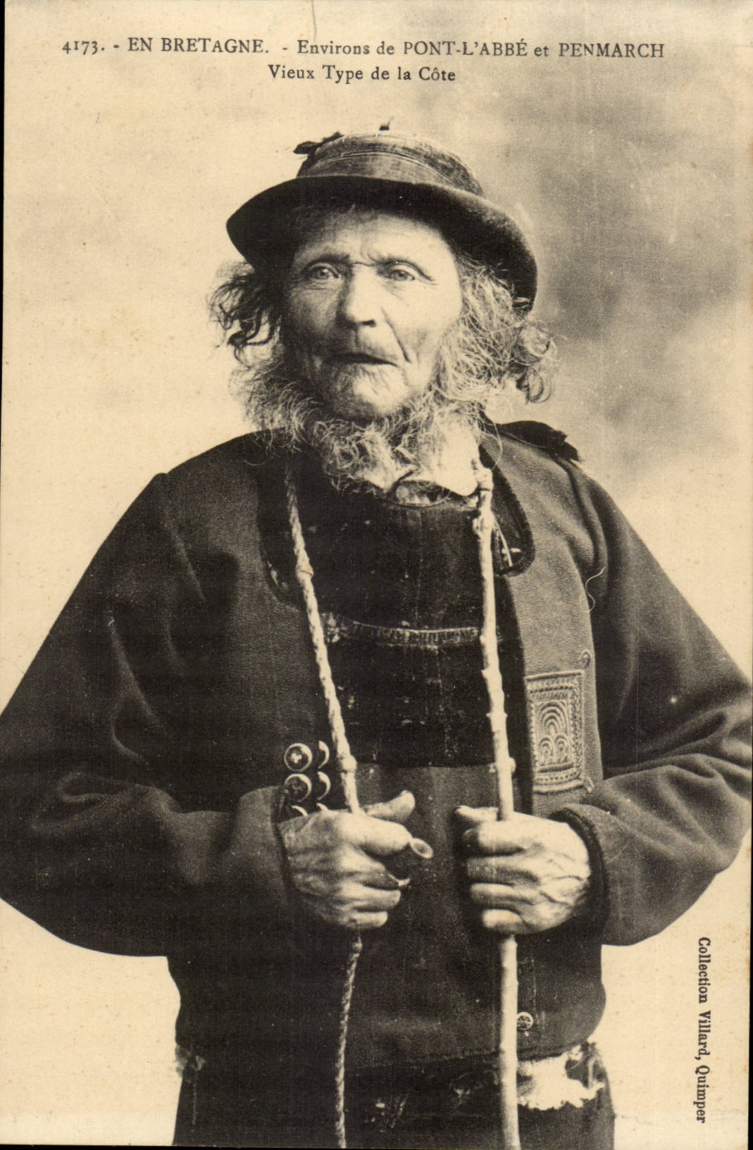 CPA Environs de Pont L'abbe et Penmarch Vieux type de la cote Bretagne (folklore costume phare lighthouse)