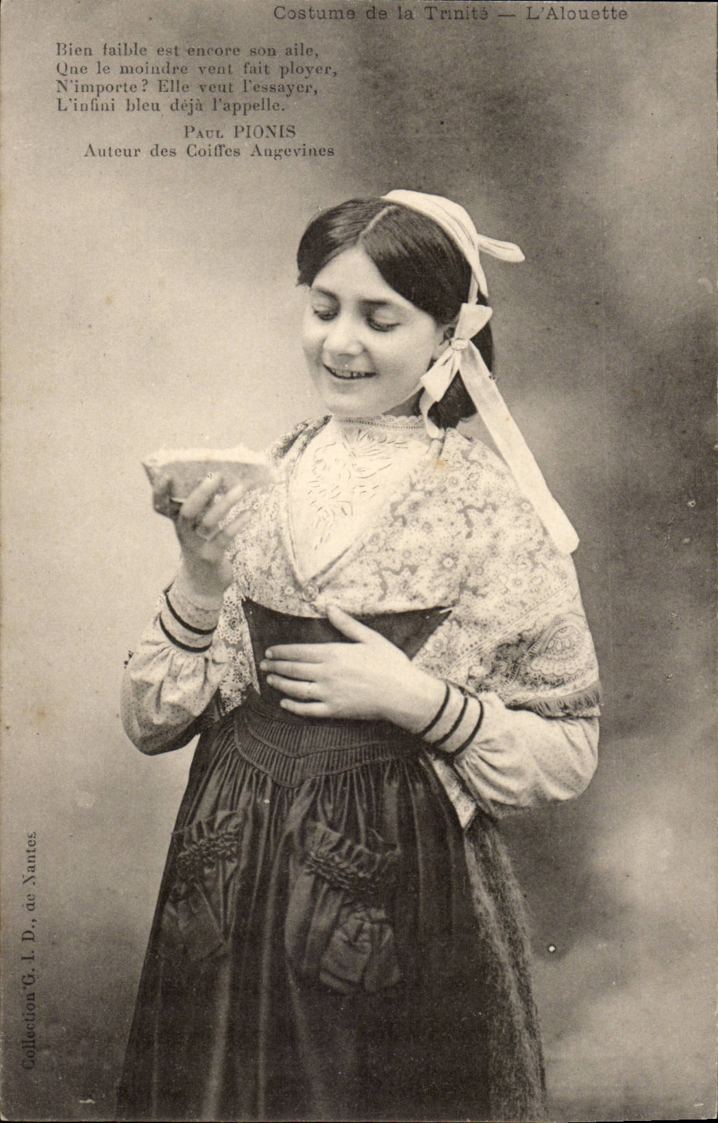 CPA Fillette Costume de la Trinite L'alouette Bretagne (folklore costume)