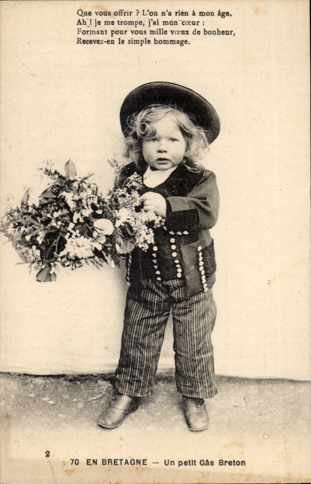CPA Un petit gars breton Bretagne (folklore costume)