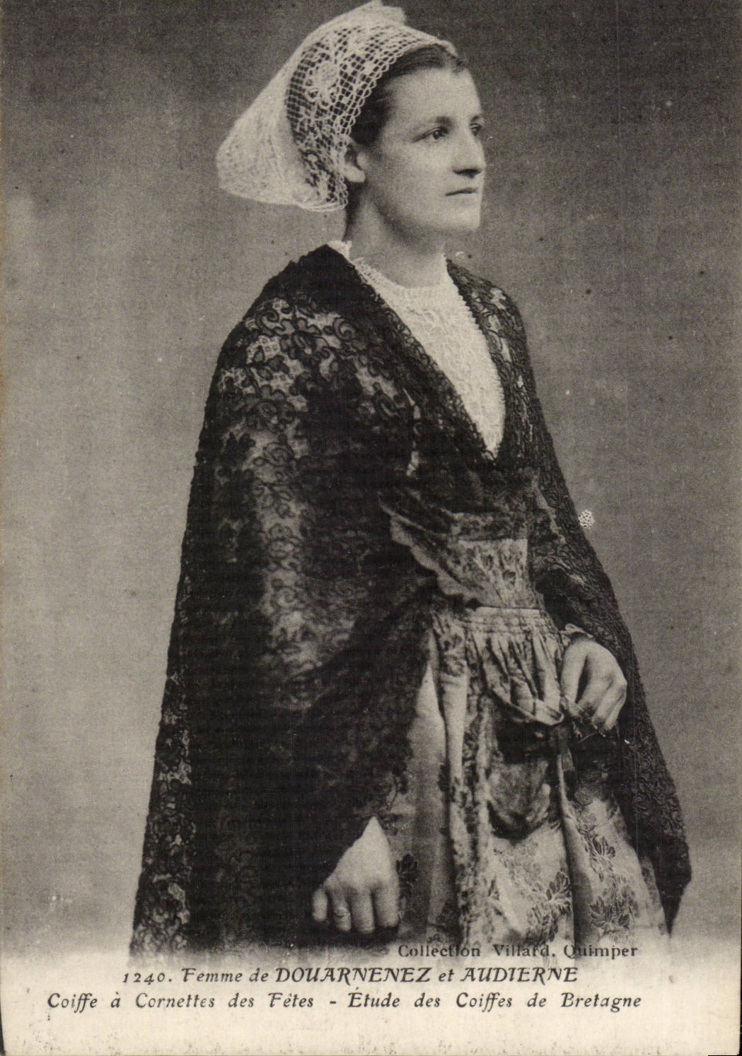 CPA Femme de Douarnenez et Audierne Coiffe a cornettes des Fetes Coiffes Bretagne (folklore costume)