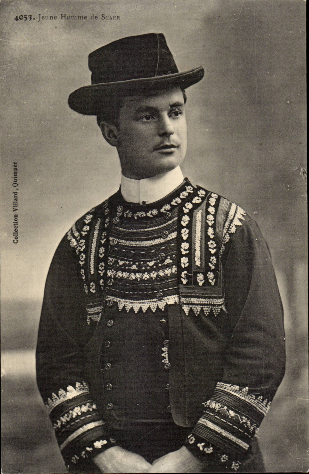 CPA Jeune homme de Scaer Bretagne (folklore costume)